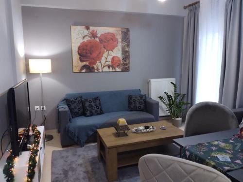 Χαίρε, ξεΐνε, παρ' αμμι φιλησεαι