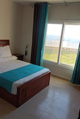 شاليه Do1 ثلاث غرف مكيف بالكامل 2حمام للايجار بمطروح قرية لونج ايلند كورنيش روميل "family"