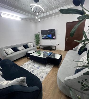 شقة غرفة نوم ومجلس ومطبخ وحمام