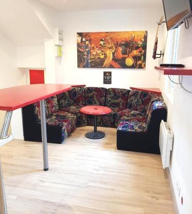 05 - Très joli 3 pièces neuf 2 chambres, logement tout équipé pour 1 à 4 personnes maximum, vue sur jardin avec parking privatif, grand fourgon possible, tout le linge de maison est fourni