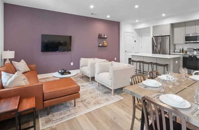 1/2 Block from King Street, Elegant Old Town Oasis ~ King Bed♛ ~ Free Parking