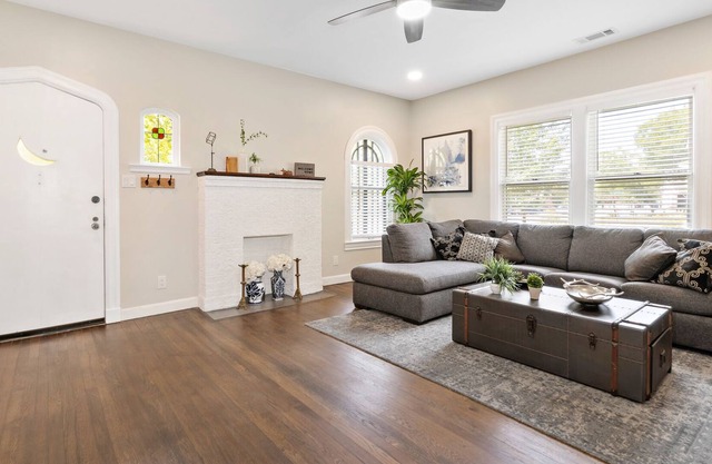 #1 Art Filled 2 Bed Tudor Brick Home - Downtown Hillsboro