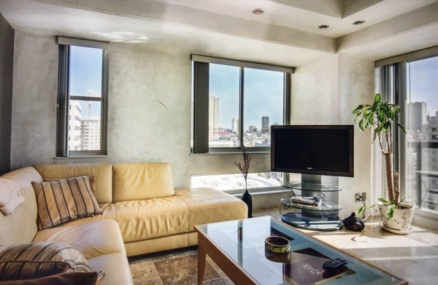 1 bd, 1 be Condo. Views, gym, pool, jacuzzi, sauna, 24 hours security