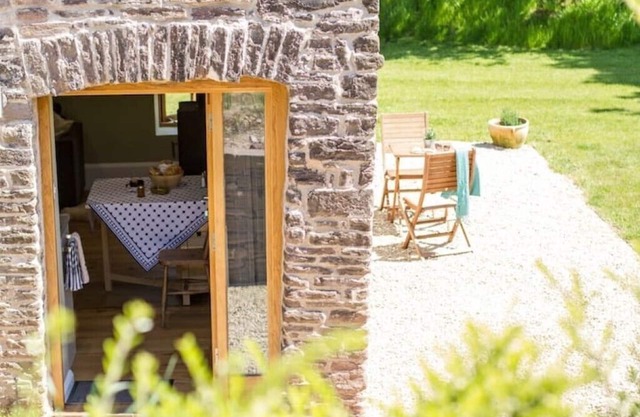 1 bed Barn, open living space , pet friendly, rural, with easy access from M4nnn