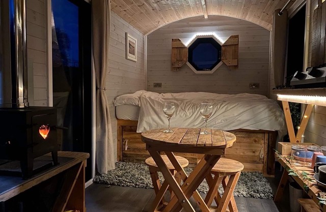 1 Bed Cabin - Sleeps 2 - HotTub - Parking - Garden