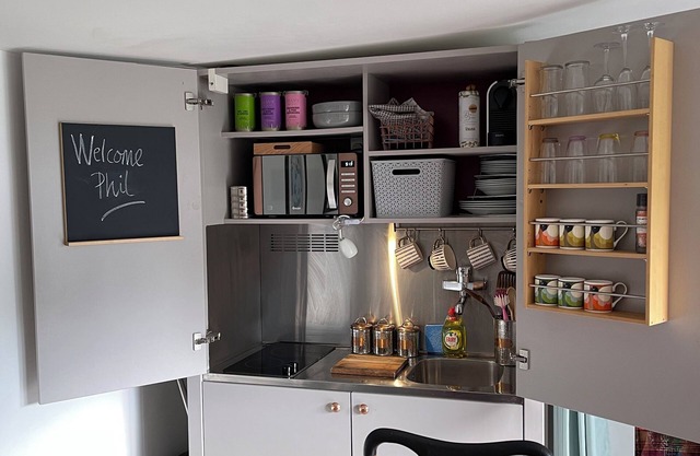 1 Bed Guesthouse - Chiltern/Met Lines Pied à Terre with Outside Seating Area
