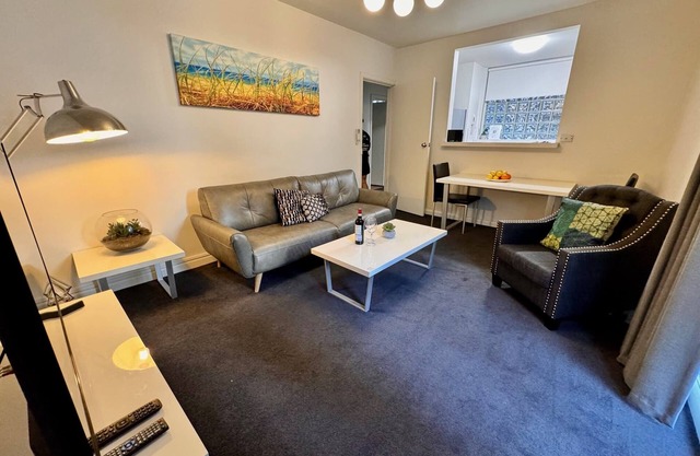 1 Bed King Bed W Parking & Walk to St Kilda Beach