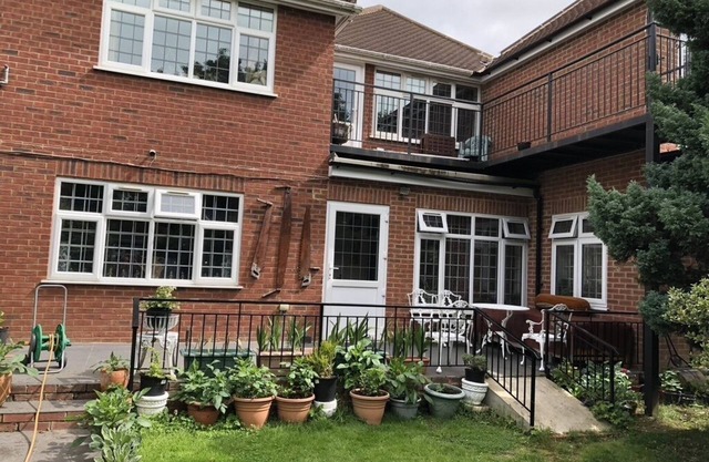 1-Bed unit 10 minute drive from Hellfire Caves
