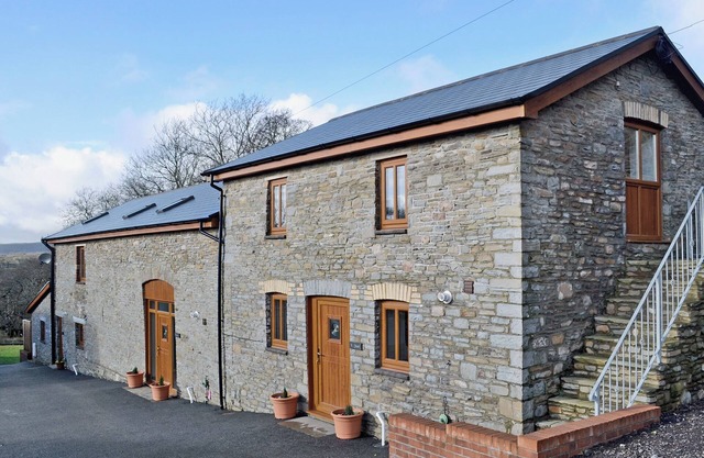 1 bedroom accommodation in Rhos, near Pontardawe