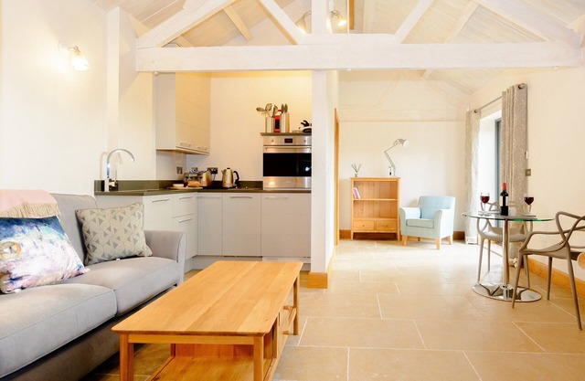 1 bedroom accommodation in Thornhill, near Royal Wootton Bassett