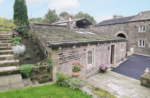 1 bedroom accommodation in Delph, Saddleworth