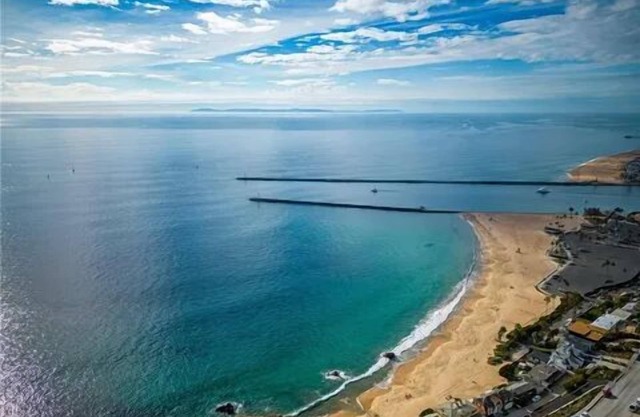1-bedroom apartment steps to Beach ,Eating and Shopping