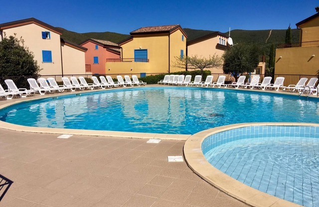 1 bedroom apartment completely renovated in residence with shared swimming pool