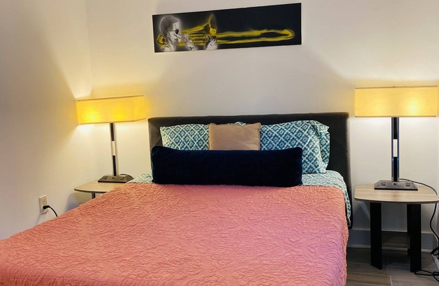 1 Bedroom Apartment with Courtyard Upper garden Magazine Art District