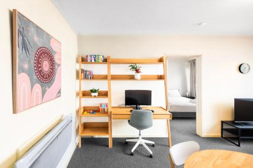 1-Bedroom Apartment with Complete Desk Setup