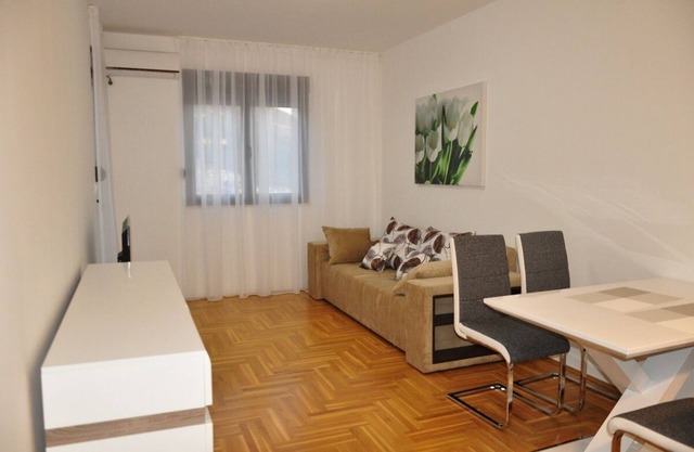 1-bedroom apartment with a seaview "Podmaine 65"