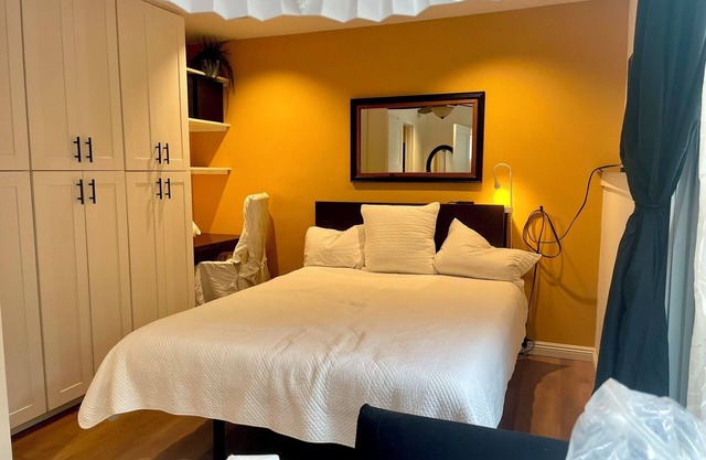 1-bedroom apartmt with full kitchen, bath, private entrance, fenced-in backyard.