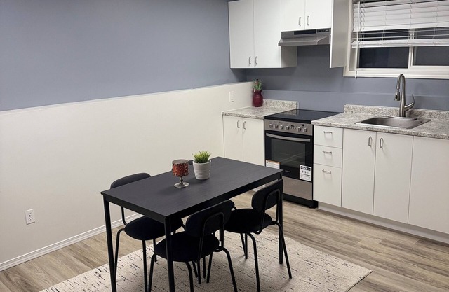 1 bedroom basement.Close to beach