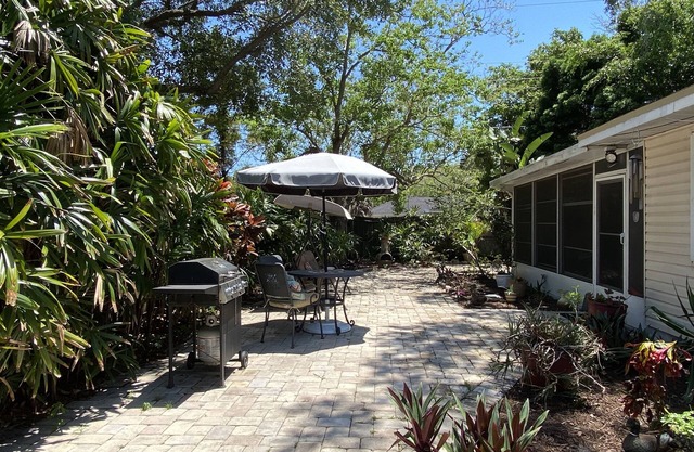 1-bedroom cottage just 10 minutes from Siesta Key Beach