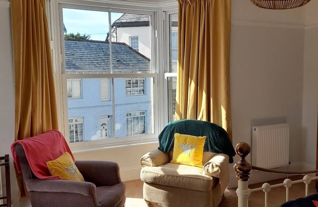 1 bedroom flat with kitchen and bathroom, private entrance & off street parking