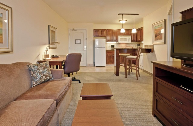 1 Bedroom | Free Breakfast + Pool Access
