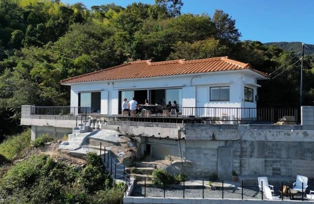 1 Bedroom House with Beautiful Ocean View for 12 Ppl