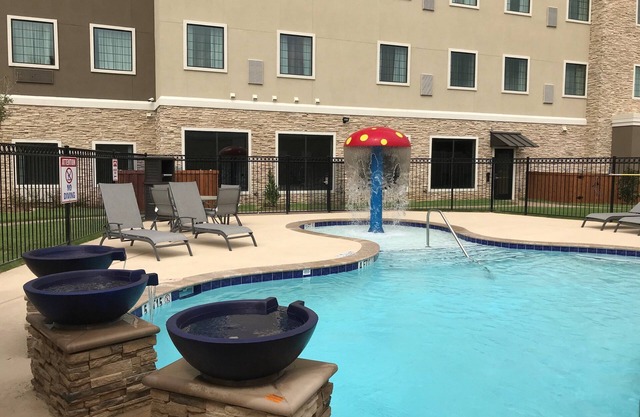 1 Bedroom | Outdoor Pool, Free Wi-Fi & Breakfast