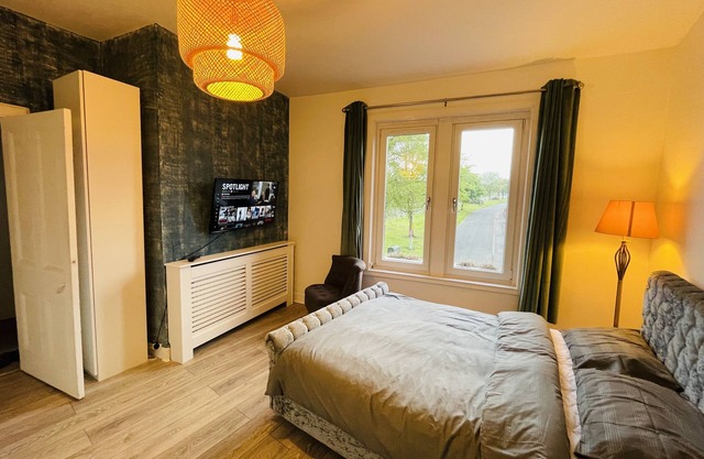 1 Bedroom Pet Friendly Apartment With Free Parking, WiFi, Netflix And Pool Table