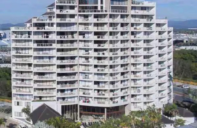 1-bedroom sub penthouse rooftop apartment with WiFi, AC in gorgeous Broadbeach