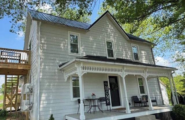 1 bedroom Upstairs Downtown Greeneville- Park Place