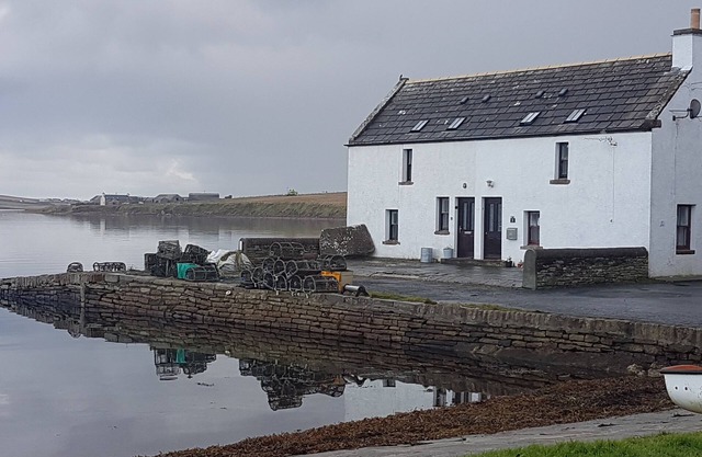 1 Bedroom Waterside Cottage in St Margarets Hope OrkneynSleeps 2