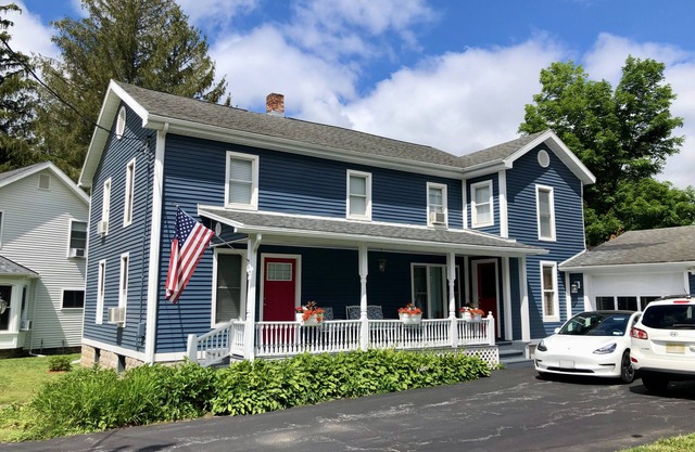 1 Block Away from The Village - Walking distance to Colgate