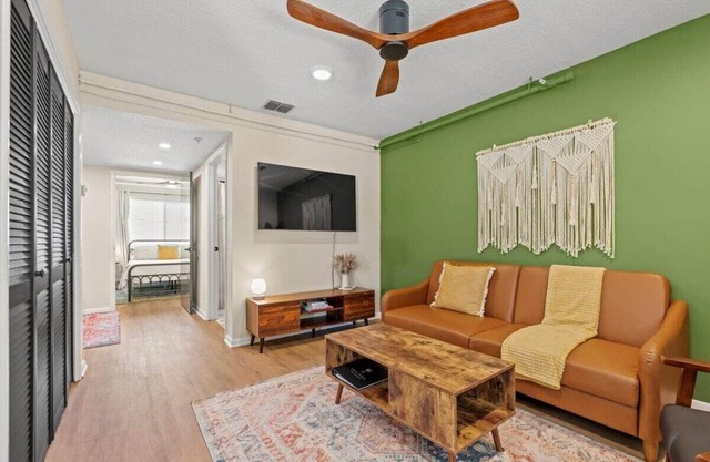 1 Block from AB TownCenter: Coquina House Mob. Acc