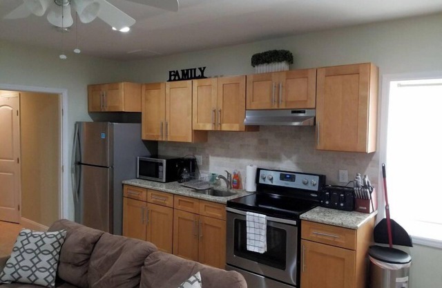1 BR located 5 minutes away from St Joseph & Hackensack Hospital. 15 min to NYC
