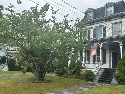 1 Br Private Victorian Apt in convenient City location on half acre sleeps 4