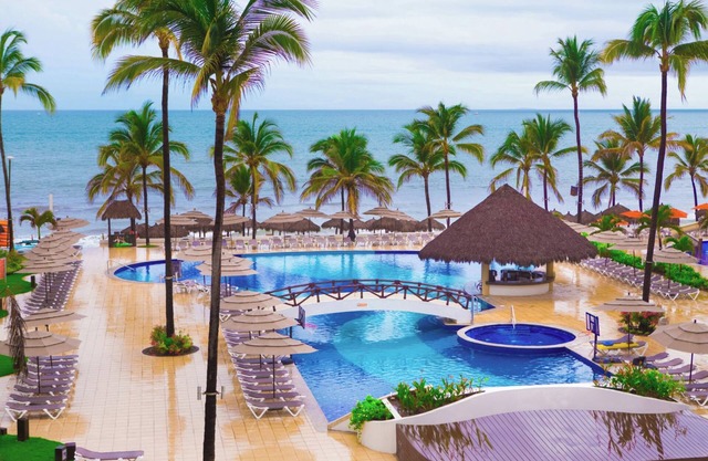 1 BR Suite in 4 Star Family Resort steps from the Beach-Marival Emotions