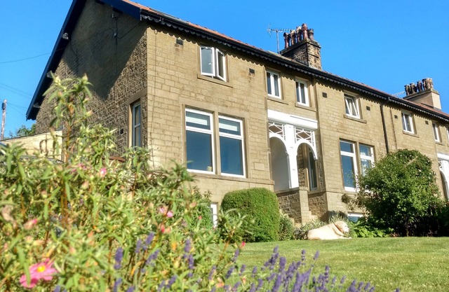 1 BRIDGE END & GARDEN, pet friendly in Grassington