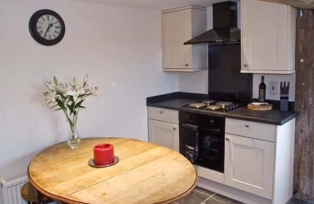 1 CABIN KNOLL, family friendly, luxury holiday cottage in Calwich