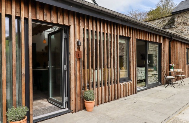 1 CADDAFORD BARNS, pet friendly, with open fire in Buckfastleigh