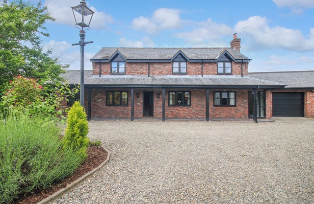 1 CLARKES LANE, pet friendly, with hot tub in St Martins