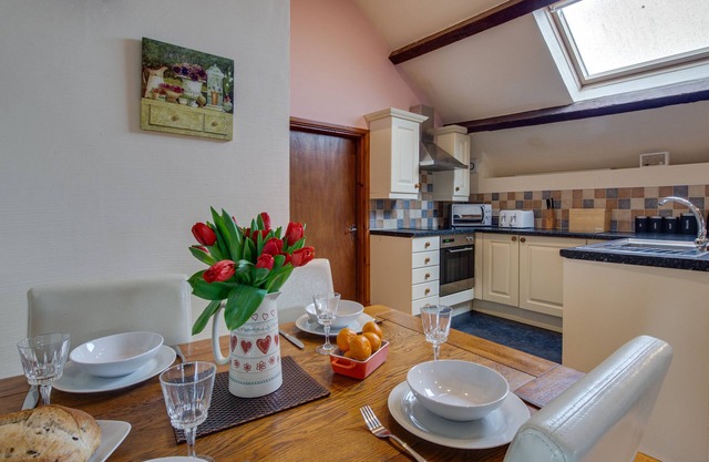 1 Dolwen Farm Shop - Two Bedroom House, Sleeps 4