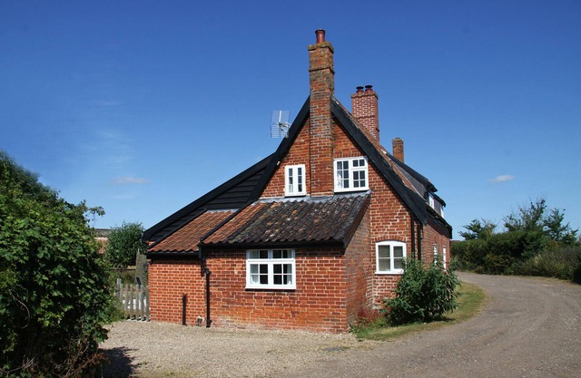 1 GRANGE COTTAGES, WESTLETON, pet friendly in Westleton