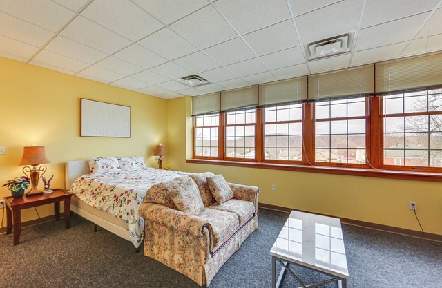 1 Mi to Allegheny River: New Kensington Studio!