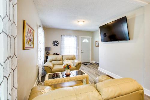 1 Mi to K-State Campus Central Manhattan Home