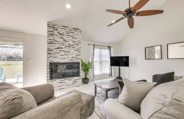 1 Mi to Lake Jacksonville: Pet-Friendly Home