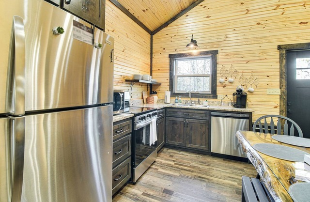 1 Mi to Lake Ludwig: Cabin w/Fire Pit + BBQ