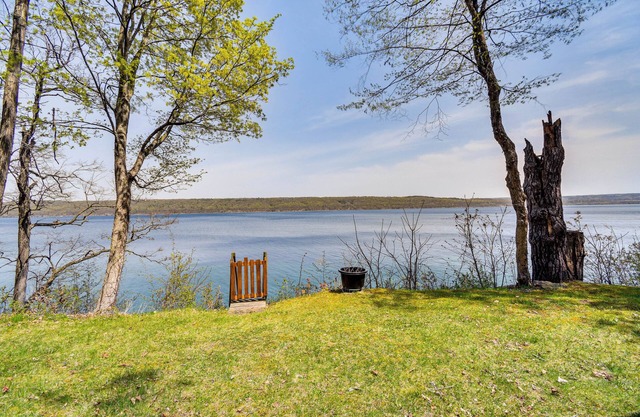 < 1 Mi to State Park: Trumansburg Cottage w/Deck!
