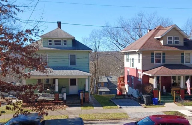 1 mile to downtown amenities. Family size house near hiking and biking trails