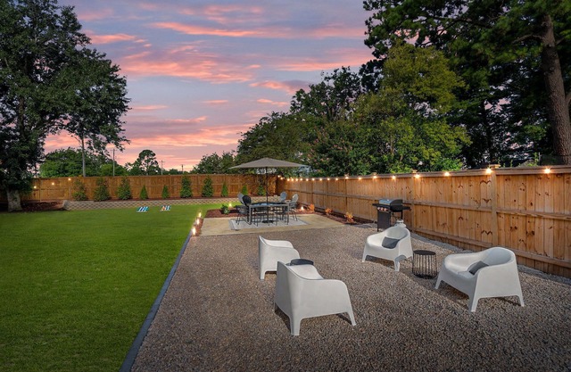 1 Mile to DT, King Bed, Fenced Yard, Fire Pit, Pet Friendly
