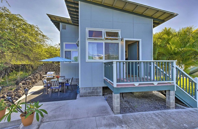 1 Mile to Magic Sands Beach: Kailua-Kona Cottage